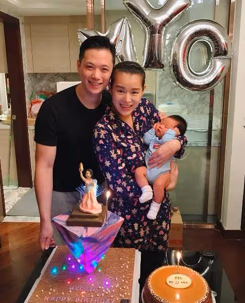 胡杏兒帶老公兒子回廣東農村老家,尋訪爺爺祖宅,素顏打扮接地氣