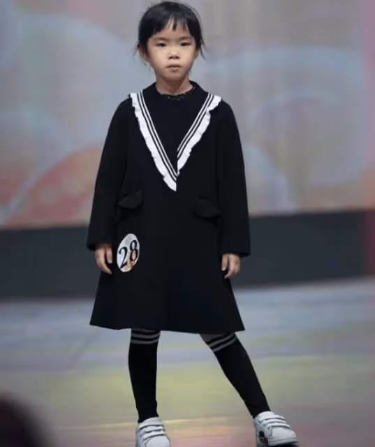 黃奕12歲女兒國外留學近照,長相太像爸爸黃毅清,可惜媽媽基因