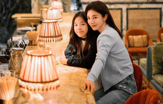 黃奕12歲女兒國外留學近照,長相太像爸爸黃毅清,可惜媽媽基因