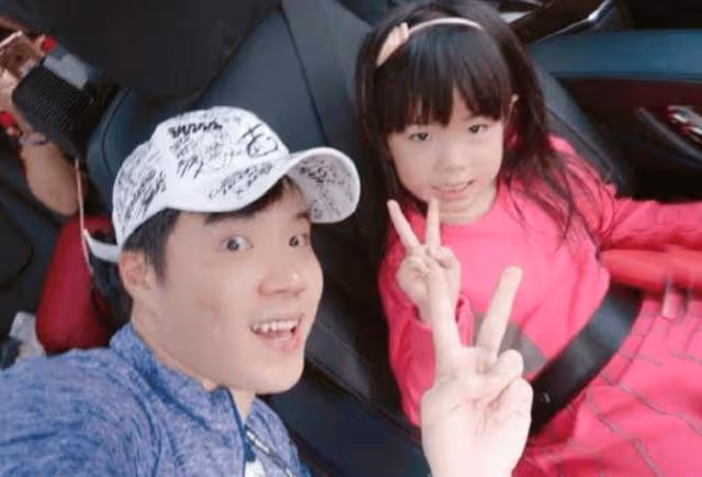 黃奕12歲女兒國外留學近照,長相太像爸爸黃毅清,可惜媽媽基因