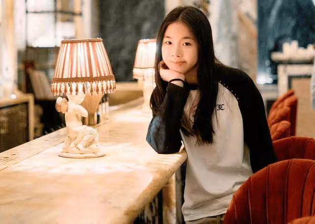黃奕12歲女兒國外留學近照,長相太像爸爸黃毅清,可惜媽媽基因