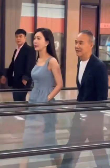 田朴珺壓軸走秀引圍觀,赫本造型牽貴賓犬現身,本人近照超耐看