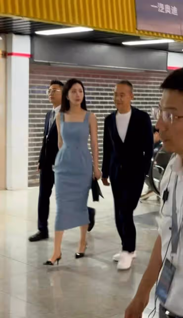 田朴珺壓軸走秀引圍觀,赫本造型牽貴賓犬現身,本人近照超耐看