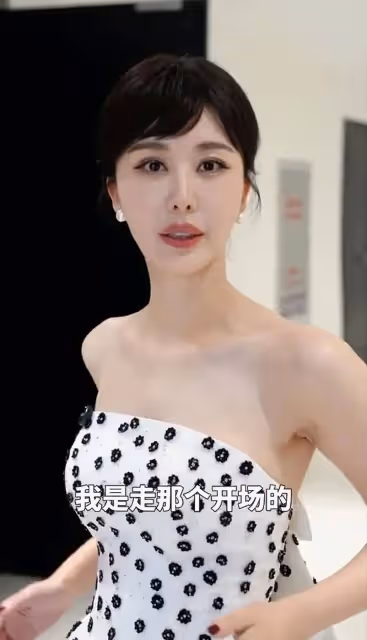 田朴珺壓軸走秀引圍觀,赫本造型牽貴賓犬現身,本人近照超耐看