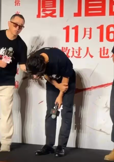 47歲黃曉明當眾鞠躬道歉引粉絲心疼,本人近照顯憔悴,鞠躬好誠懇