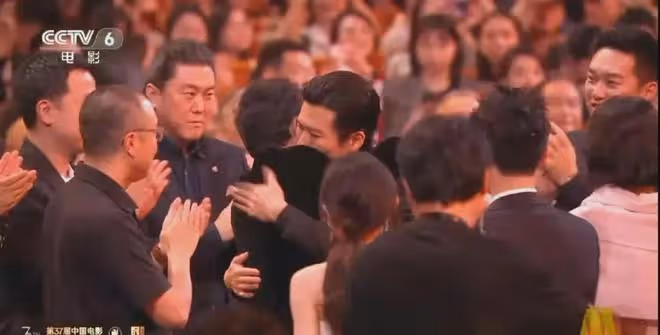 金雞獎:雷佳音李庚希影帝影后,00後上桌,王驍拿獎雷佳音翻跟頭