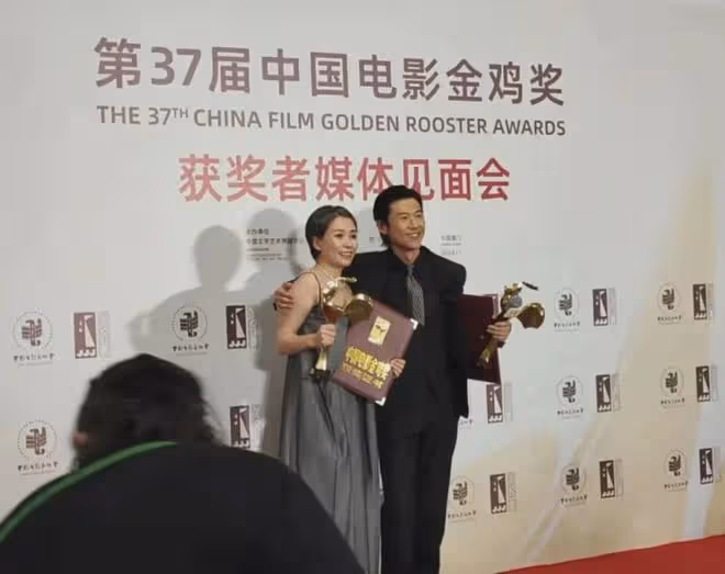 金雞獎：雷佳音李庚希影帝影后，00後上桌，王驍拿獎雷佳音翻跟頭