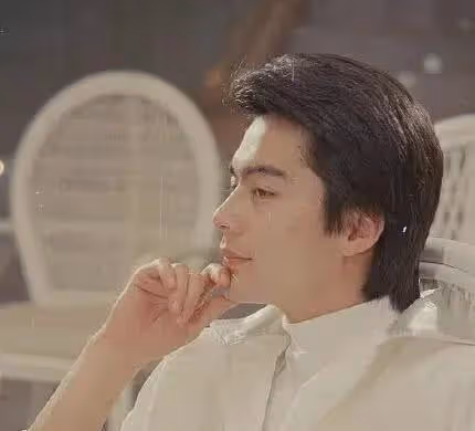 許亞軍:8歲出道娶了4位妻子,個個美若天仙,如今60歲仍被稱男神