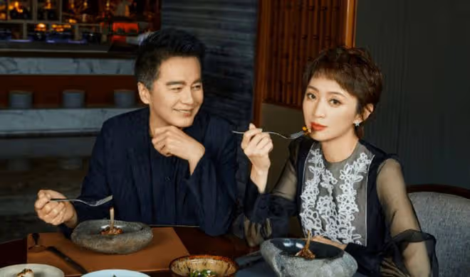 許亞軍:8歲出道娶了4位妻子,個個美若天仙,如今60歲仍被稱男神