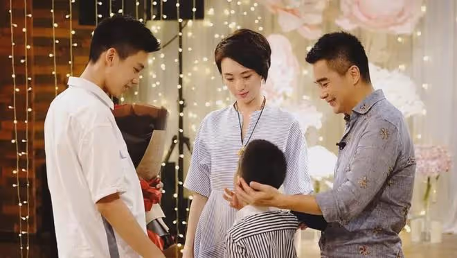 許亞軍:8歲出道娶了4位妻子,個個美若天仙,如今60歲仍被稱男神