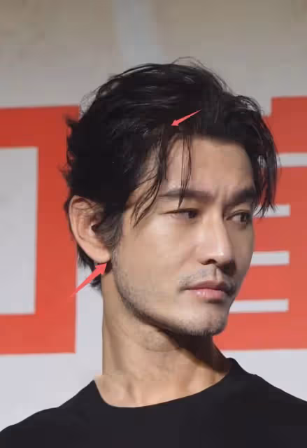 47歲黃曉明金雞獎高清照:假髮露餡了,眉毛也是假的,後台太尷尬