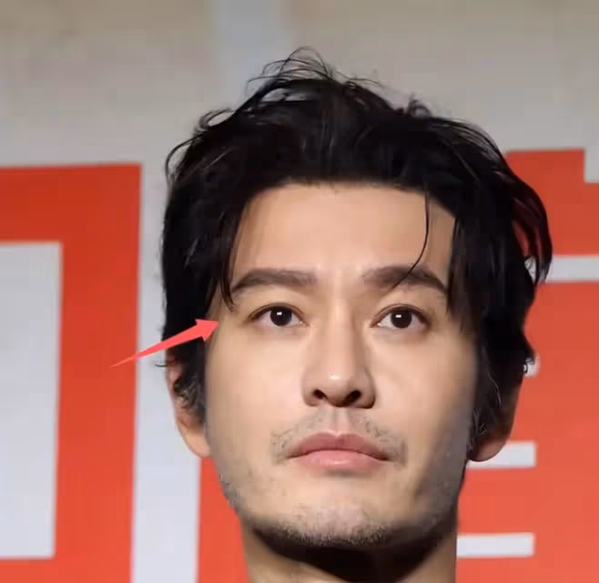 47歲黃曉明金雞獎高清照:假髮露餡了,眉毛也是假的,後台太尷尬