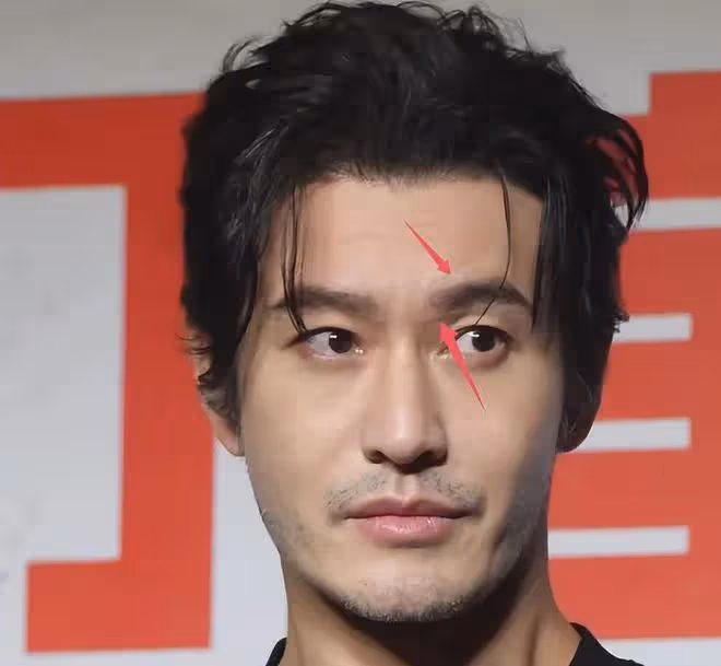 47歲黃曉明金雞獎高清照:假髮露餡了,眉毛也是假的,後台太尷尬