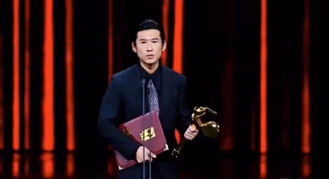 王驍獲獎!稱小時候就摸過金雞獎盃,與母親成為少有的母子獲獎者