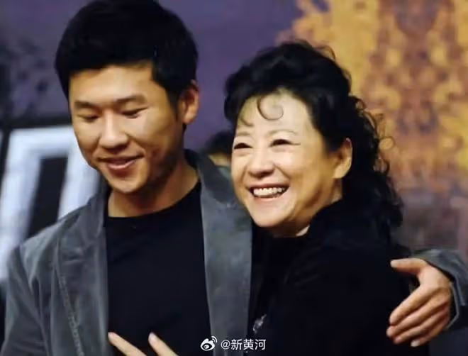 王驍獲獎!稱小時候就摸過金雞獎盃,與母親成為少有的母子獲獎者