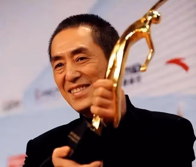 王驍獲獎!稱小時候就摸過金雞獎盃,與母親成為少有的母子獲獎者