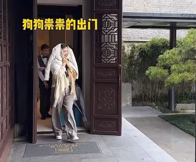 張紀中老婆外出參加活動,剖腹產不足一月狀態好,扎麻花辮顯年輕