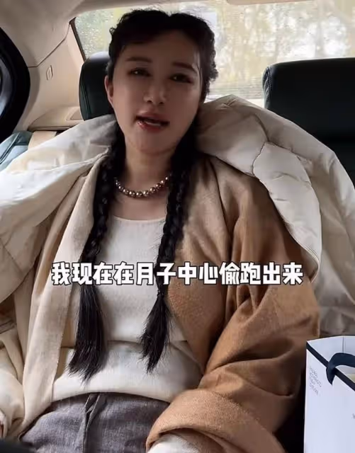 張紀中老婆外出參加活動,剖腹產不足一月狀態好,扎麻花辮顯年輕