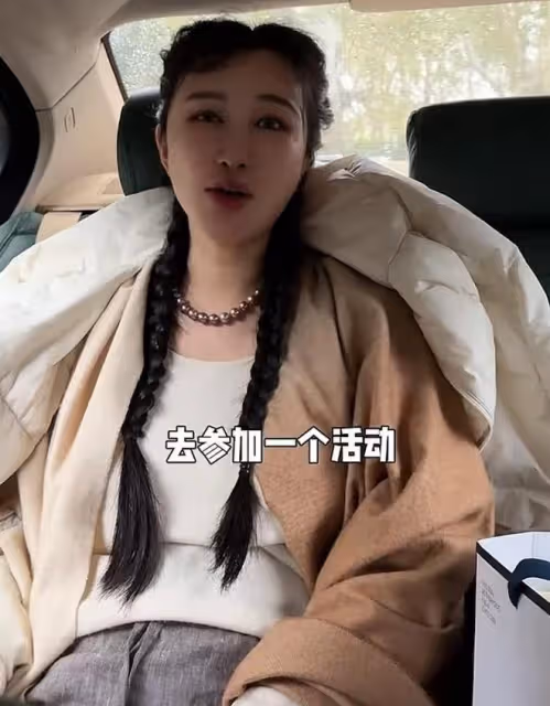 張紀中老婆外出參加活動,剖腹產不足一月狀態好,扎麻花辮顯年輕