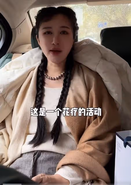 張紀中老婆外出參加活動,剖腹產不足一月狀態好,扎麻花辮顯年輕
