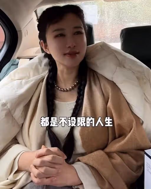 張紀中老婆外出參加活動,剖腹產不足一月狀態好,扎麻花辮顯年輕