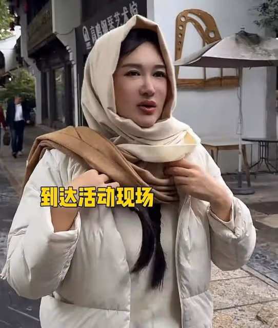 張紀中老婆外出參加活動,剖腹產不足一月狀態好,扎麻花辮顯年輕