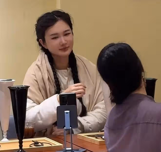 張紀中老婆外出參加活動,剖腹產不足一月狀態好,扎麻花辮顯年輕