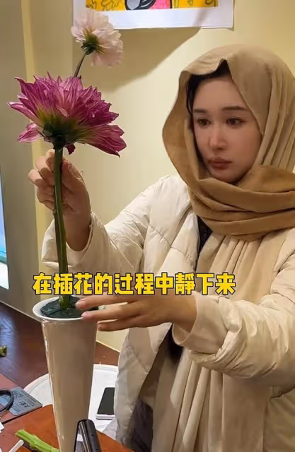 張紀中老婆外出參加活動,剖腹產不足一月狀態好,扎麻花辮顯年輕