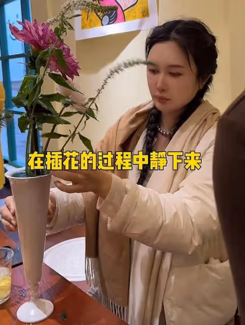 張紀中老婆外出參加活動,剖腹產不足一月狀態好,扎麻花辮顯年輕