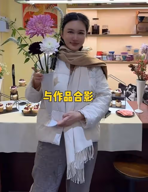 張紀中老婆外出參加活動,剖腹產不足一月狀態好,扎麻花辮顯年輕