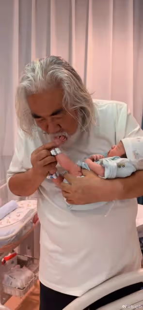 張紀中老婆外出參加活動,剖腹產不足一月狀態好,扎麻花辮顯年輕