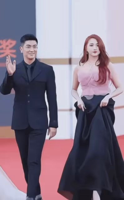丑哭了!金雞獎上的關曉彤,造型真的一言難盡,膀大腰圓特別壯實