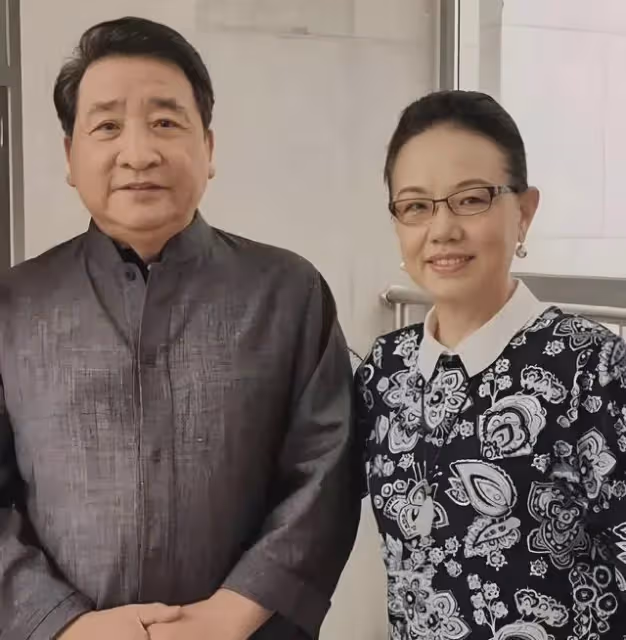 74歲姜昆現狀:與妻子成兄妹,繼子讓他落淚,愧對大齡單身女兒