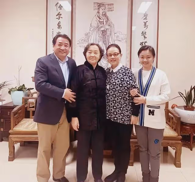 74歲姜昆現狀:與妻子成兄妹,繼子讓他落淚,愧對大齡單身女兒