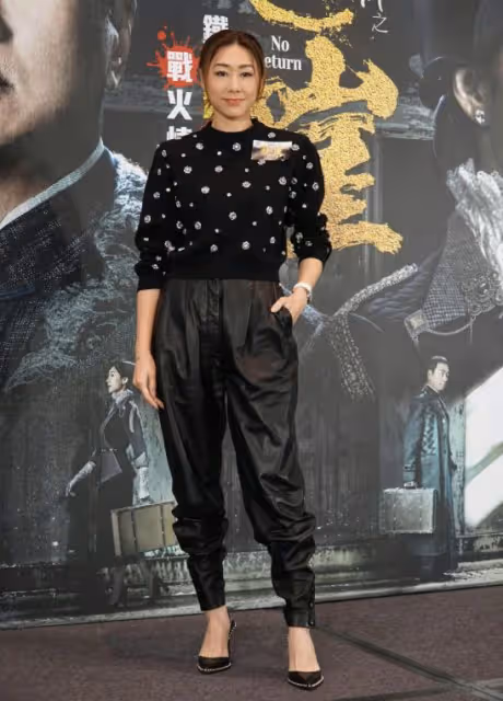 心機女?TVB新晉小花上台故意露香肩搶風頭?回應賀歲片海報沒她名!