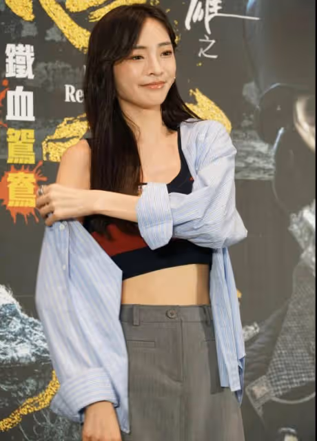 心機女?TVB新晉小花上台故意露香肩搶風頭?回應賀歲片海報沒她名!