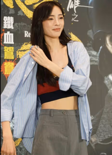 心機女?TVB新晉小花上台故意露香肩搶風頭?回應賀歲片海報沒她名!