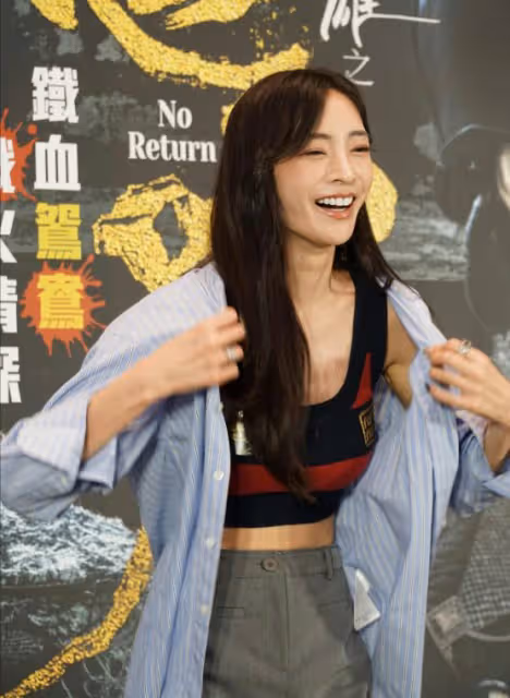 心機女?TVB新晉小花上台故意露香肩搶風頭?回應賀歲片海報沒她名!