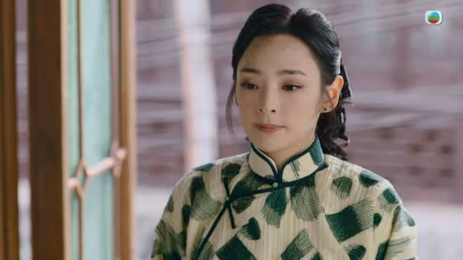 心機女?TVB新晉小花上台故意露香肩搶風頭?回應賀歲片海報沒她名!