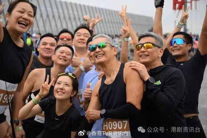 周潤發銀髮Skin head型爆!帶「視後徒弟」出戰