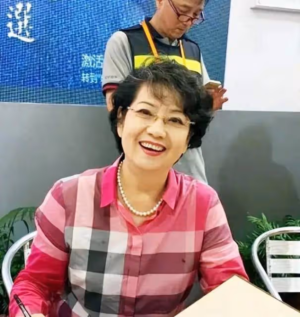 李維康:這位京劇女神婚後42年不做飯,AA制生活,女兒保姆照料