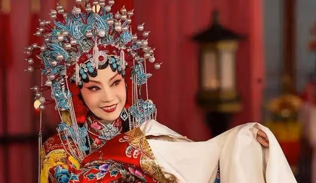 李維康:這位京劇女神婚後42年不做飯,AA制生活,女兒保姆照料