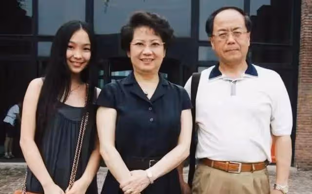 李維康:這位京劇女神婚後42年不做飯,AA制生活,女兒保姆照料
