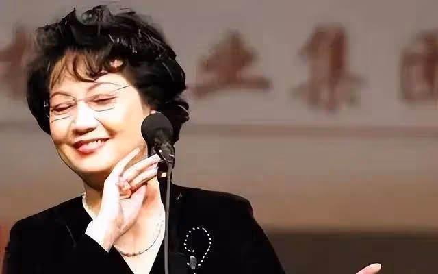 李維康:這位京劇女神婚後42年不做飯,AA制生活,女兒保姆照料