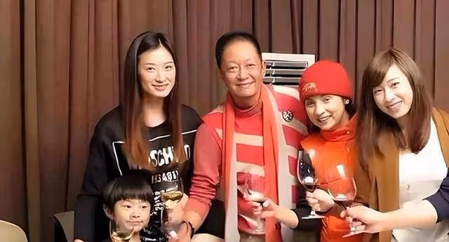 58歲王志文斷崖式衰老,富婆嬌妻卻依舊漂亮,與15歲兒子像爺