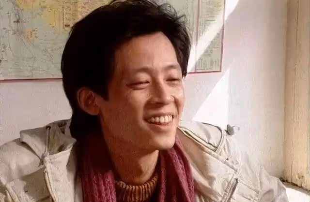 58歲王志文斷崖式衰老,富婆嬌妻卻依舊漂亮,與15歲兒子像爺