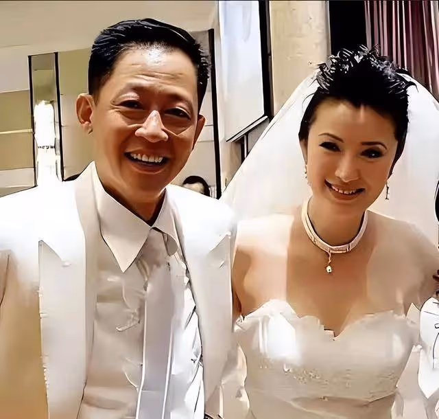 58歲王志文斷崖式衰老,富婆嬌妻卻依舊漂亮,與15歲兒子像爺