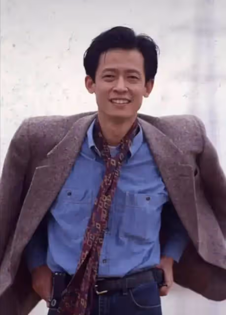 58歲王志文斷崖式衰老,富婆嬌妻卻依舊漂亮,與15歲兒子像爺