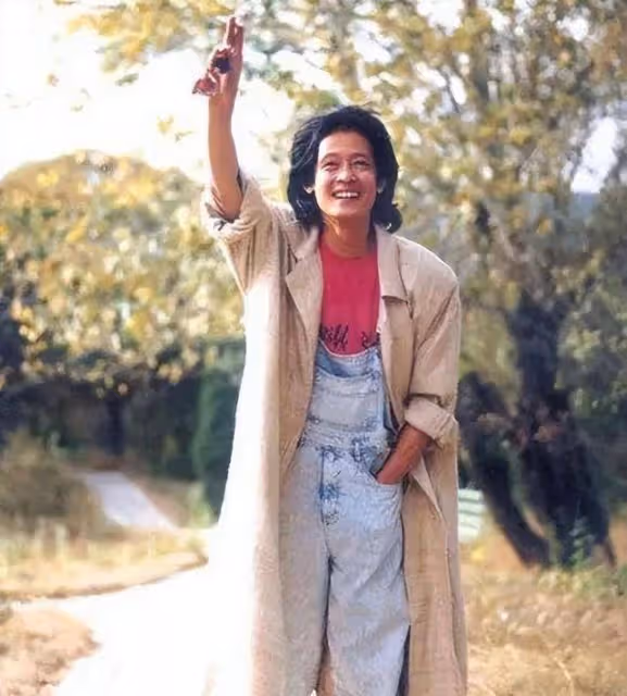58歲王志文斷崖式衰老,富婆嬌妻卻依舊漂亮,與15歲兒子像爺