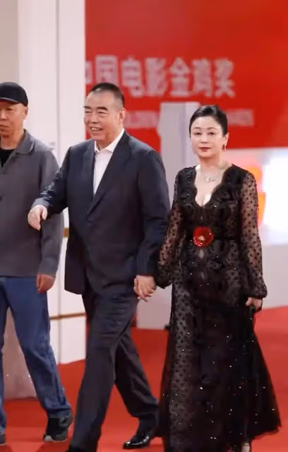 陳凱歌和老婆陳紅牽手同走紅毯引圍觀,55歲陳紅狀態超好,顯年輕